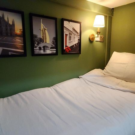 Green Sky Hostel Dubai Room photo